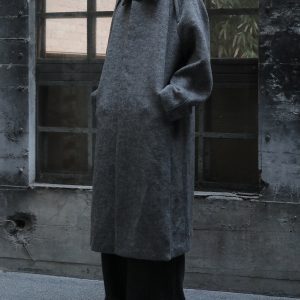 Wool Overcoat with Loose Leaf Arc Structure and Raglan Sleeves - Stylish 90s-Inspired Outerwear for a Chic Look