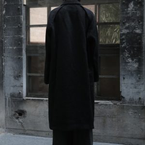 Wool Overcoat with Loose Leaf Arc Structure and Raglan Sleeves - Stylish 90s-Inspired Outerwear for a Chic Look