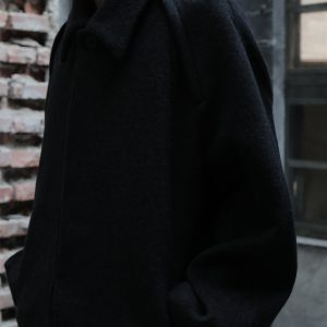 Wool Overcoat with Loose Leaf Arc Structure and Raglan Sleeves - Stylish 90s-Inspired Outerwear for a Chic Look
