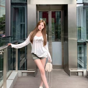 Y2K Loose-Fitting V-Neck T-Shirt for Women, Jazz Dance Top, K-Pop Concert Outfit, Flattering Style for Music Festivals