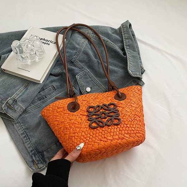 2025 Spring/Summer Women's Minimalist Woven Beach Bag, Casual Shoulder Bag for Vacation, High-End Fashion Style