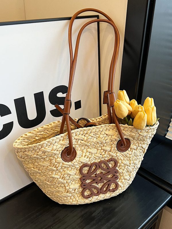 2025 Spring/Summer Women's Minimalist Woven Beach Bag, Casual Shoulder Bag for Vacation, High-End Fashion Style