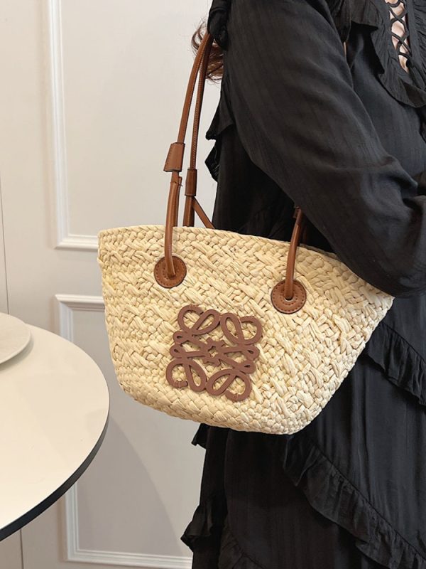 2025 Spring/Summer Women's Minimalist Woven Beach Bag, Casual Shoulder Bag for Vacation, High-End Fashion Style