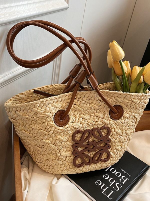2025 Spring/Summer Women's Minimalist Woven Beach Bag, Casual Shoulder Bag for Vacation, High-End Fashion Style