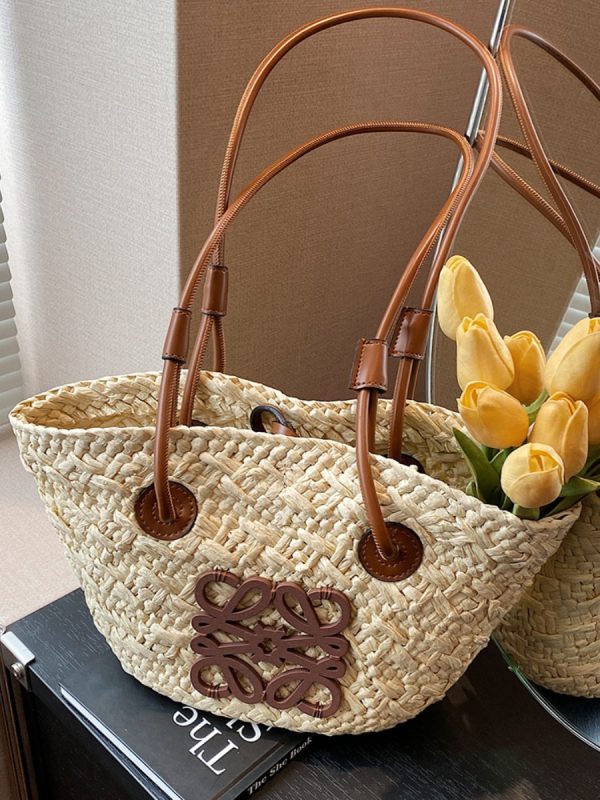 2025 Spring/Summer Women's Minimalist Woven Beach Bag, Casual Shoulder Bag for Vacation, High-End Fashion Style