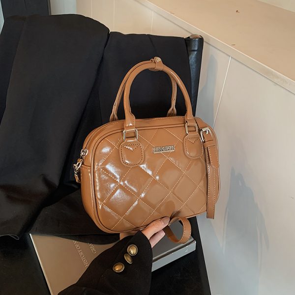 2025 Winter Women's Minimalist Diamond-Patterned Handheld Travel Bag, Chic Shoulder Bag, High-End Underarm Style