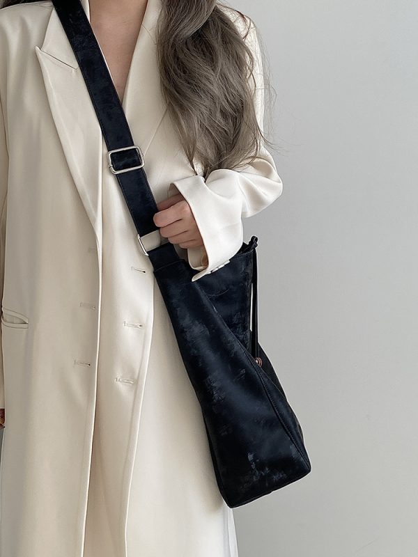 2025 Women's Chinese Style High-End Large Shoulder Crossbody Bag - Versatile Commuting Design for Everyday Use