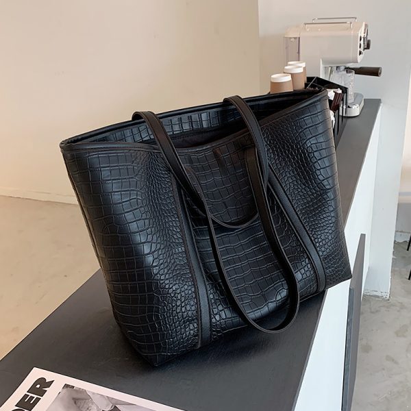 2025 Women's High-End Large Capacity Tote Bag - Versatile Commuting Shoulder Bag for Autumn and Winter Fashion