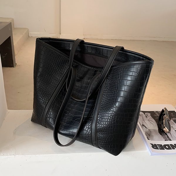 2025 Women's High-End Large Capacity Tote Bag - Versatile Commuting Shoulder Bag for Autumn and Winter Fashion
