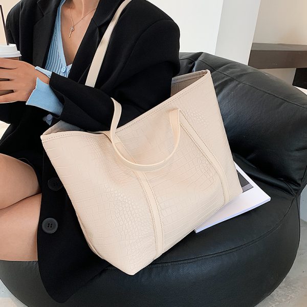 2025 Women's High-End Large Capacity Tote Bag - Versatile Commuting Shoulder Bag for Autumn and Winter Fashion