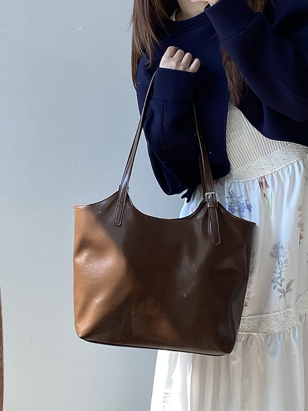 2025 Women's Large Capacity Literary Retro Tote Shoulder Handbag for Commuter Style