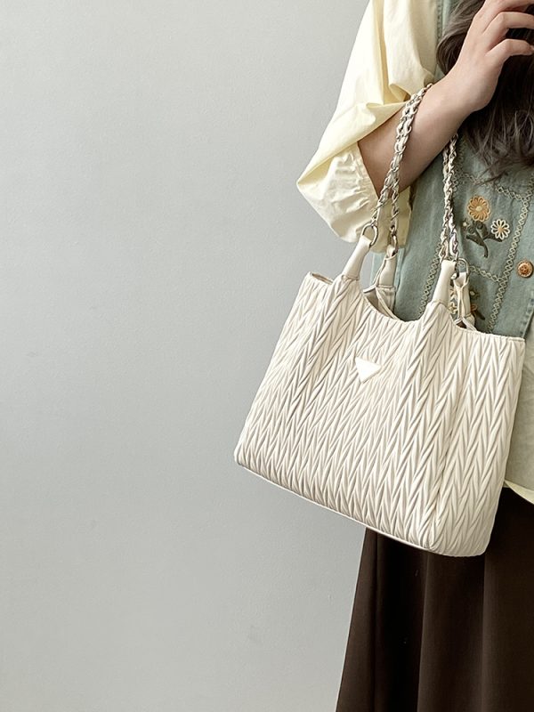 2025 Women's Pleated Tote Bag - Versatile Commuter Shoulder Handbag with Chain - Stylish Large Bag for Everyday Use