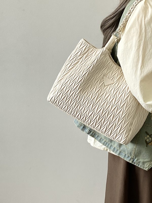 2025 Women's Pleated Tote Bag - Versatile Commuter Shoulder Handbag with Chain - Stylish Large Bag for Everyday Use