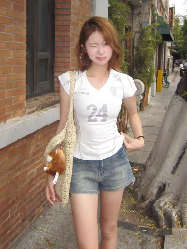 American Retro V-Neck Shoulder T-Shirt for Women, Summer Digital Print, Sporty Short Sleeves, Slim Fit, Trendy Y2K Top