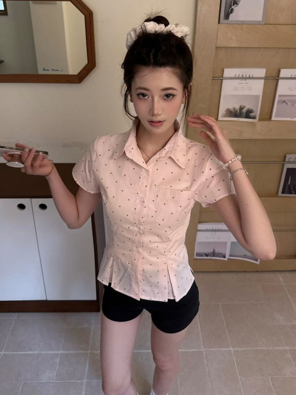 American Vintage Women's Slim Fit Polka Dot Shirt with Lapel, Regular Shoulder, Retro Style, Perfect for Casual or Y2K Outfits