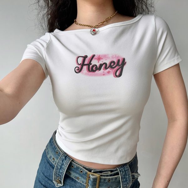 European and American Style Honey Print White Shoulder T-Shirt for Women, High-Waisted Slim Short-Sleeve Top, Y2K Fashion