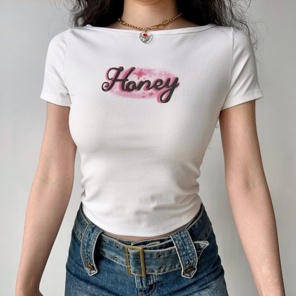 European and American Style Honey Print White Shoulder T-Shirt for Women, High-Waisted Slim Short-Sleeve Top, Y2K Fashion