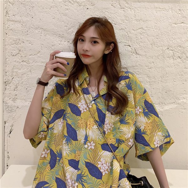 Floral Short-Sleeve Hawaiian Shirt for Women - Retro Vacation Beach Top in Hong Kong Style, Perfect for Summer and Travel