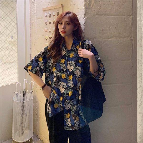Floral Short-Sleeve Hawaiian Shirt for Women - Retro Vacation Beach Top in Hong Kong Style, Perfect for Summer and Travel