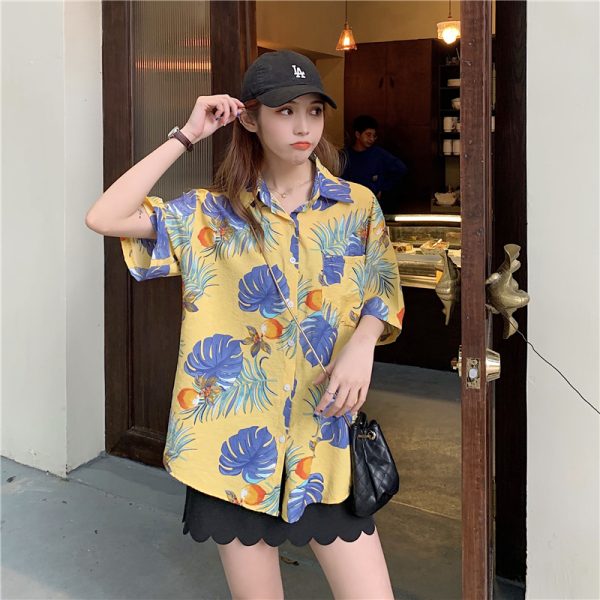Floral Short-Sleeve Hawaiian Shirt for Women - Retro Vacation Beach Top in Hong Kong Style, Perfect for Summer and Travel