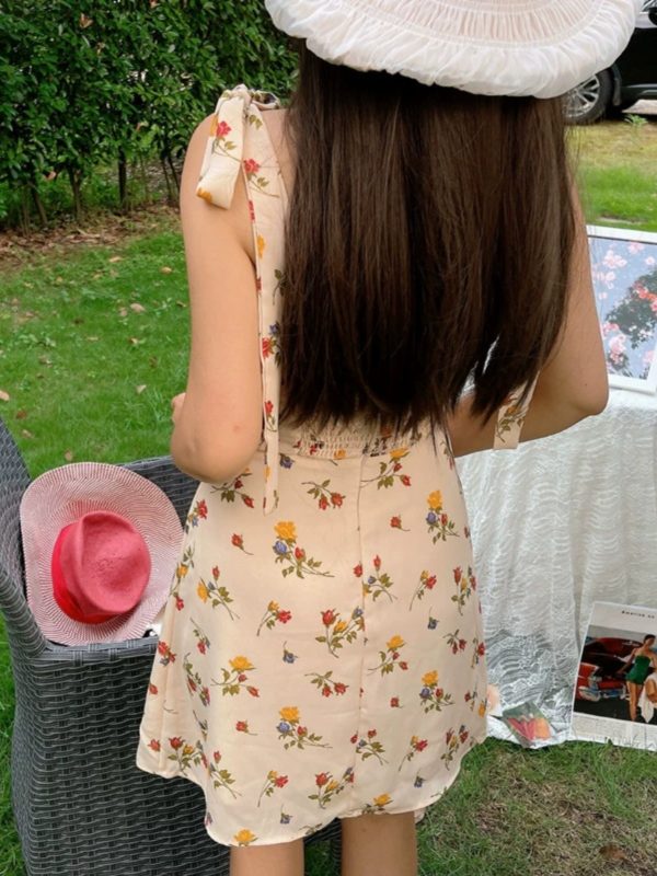 Floral Slimming Slip Dress with Ribbon Bow, French Vintage Style, Flowing Design for Spring/Summer 2022 - Chic and Elegant Fashion