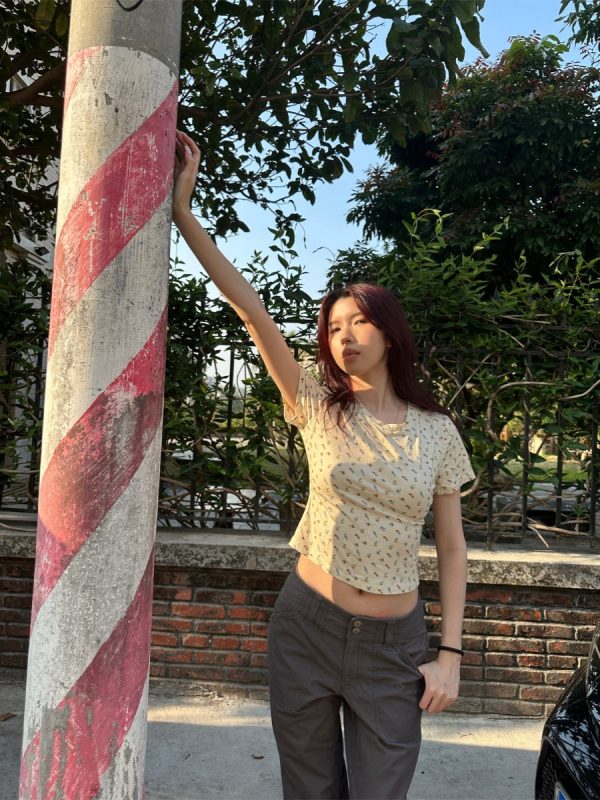 French Romantic Floral Slim Fit Short T-Shirt for Women - Spring 2025 Fashion in Vintage Style