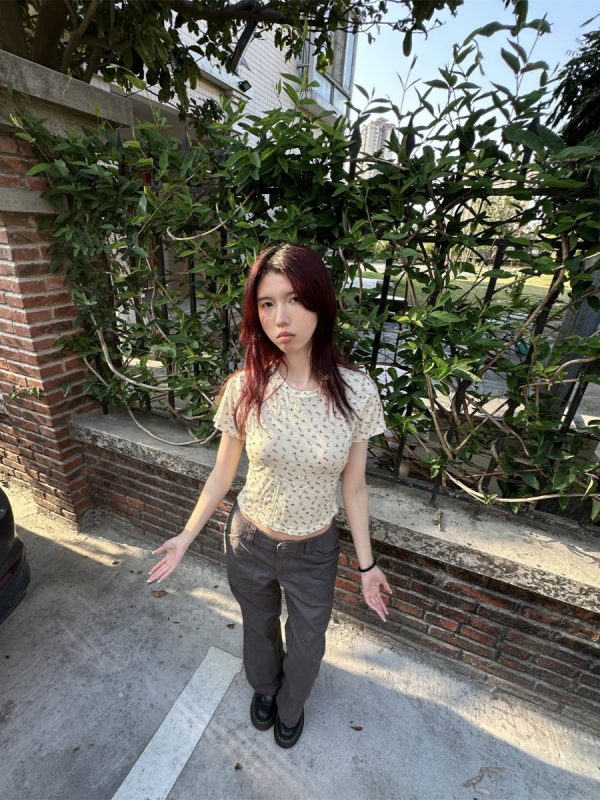 French Romantic Floral Slim Fit Short T-Shirt for Women - Spring 2025 Fashion in Vintage Style
