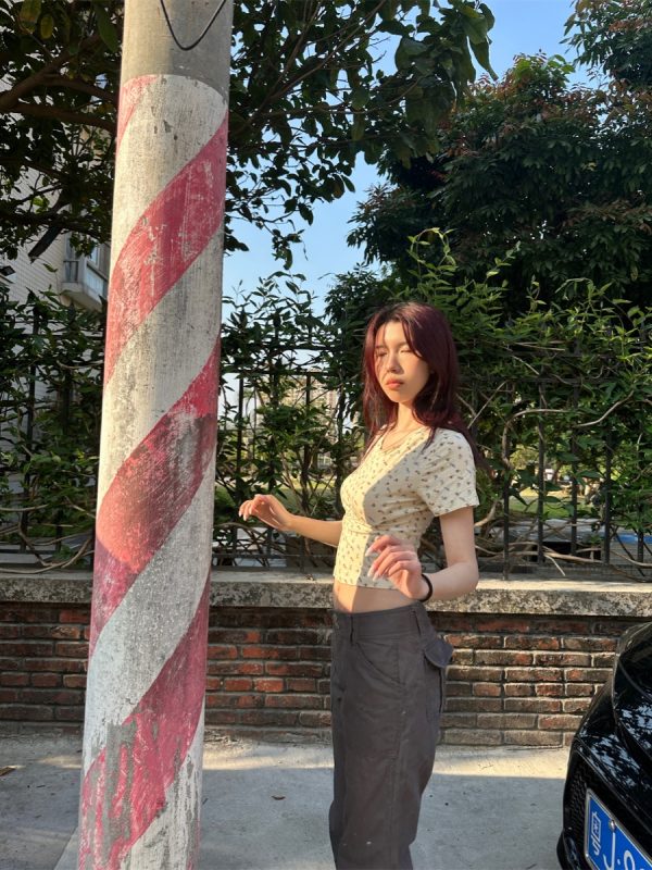 French Romantic Floral Slim Fit Short T-Shirt for Women - Spring 2025 Fashion in Vintage Style