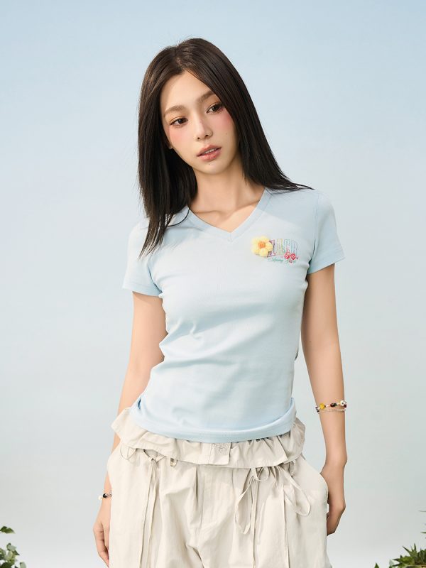 Hand-Drawn 3D Yarn Flower Elastic Slim-Fit V-Neck Short Sleeve T-Shirt for Women - Trendy Floral Design, Perfect for Everyday Wear