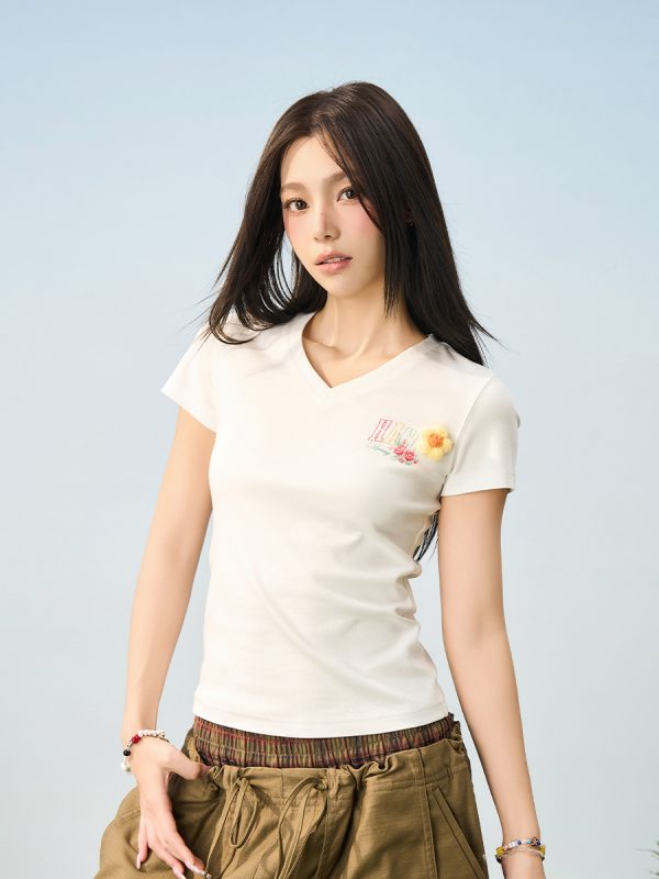 Hand-Drawn 3D Yarn Flower Elastic Slim-Fit V-Neck Short Sleeve T-Shirt for Women - Trendy Floral Design, Perfect for Everyday Wear