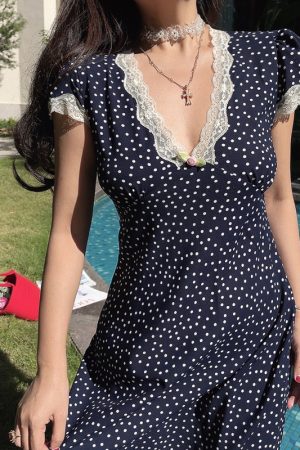 Handmade Illustrated Beauty French Lace V-Neck Puff Sleeve Maxi Dress â€“ 2025 Spring/Summer Vacation Style