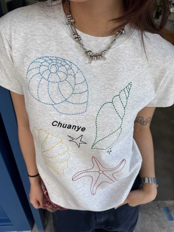 Heavyweight Shell Embroidery Short Sleeve T-Shirt for Women - Slim Fit, Flattering Round Neck Top, Casual 90s Style