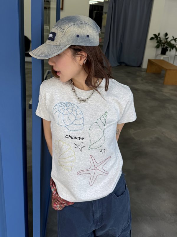Heavyweight Shell Embroidery Short Sleeve T-Shirt for Women - Slim Fit, Flattering Round Neck Top, Casual 90s Style