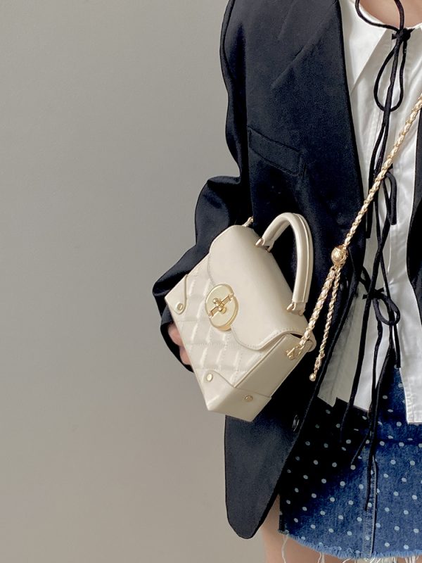 High-End Women's Crossbody Bag - Large Protagonist Design, Small Size, Perfect for Spring/Summer, Fragrant Wind Style