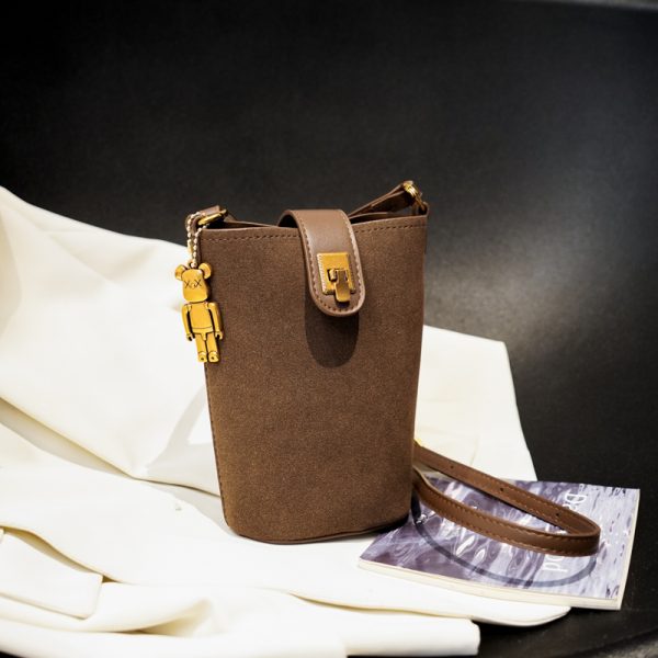 High-End Women's Retro Bucket Bag - 2025 Autumn/Winter Casual Crossbody for Commuting and Versatile Style