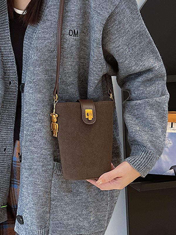 High-End Women's Retro Bucket Bag - 2025 Autumn/Winter Casual Crossbody for Commuting and Versatile Style