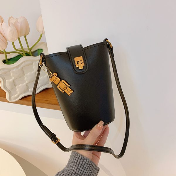 High-End Women's Retro Bucket Bag - 2025 Autumn/Winter Casual Crossbody for Commuting and Versatile Style