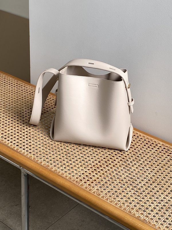 High-End Women's Tote Bag - Large Capacity Commuter Handbag, Simple Design for Everyday Use, Perfect for Work and Leisure