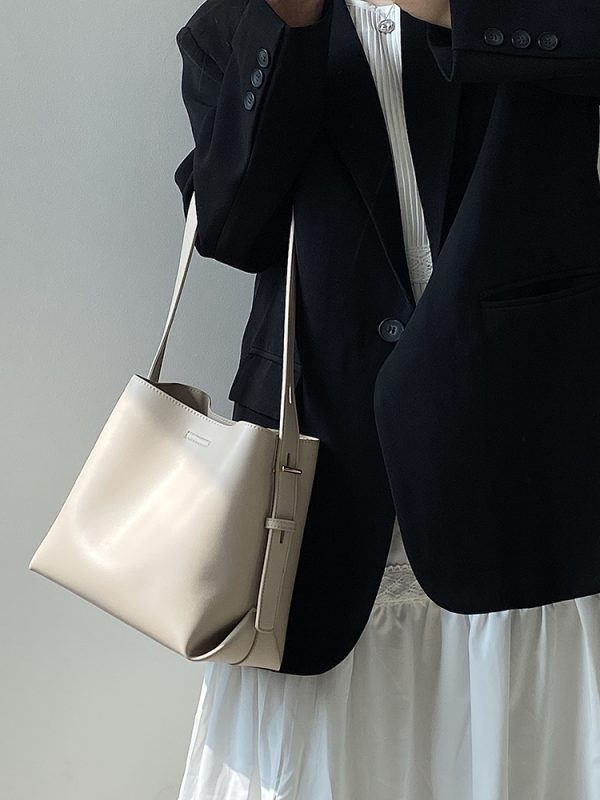 High-End Women's Tote Bag - Large Capacity Commuter Handbag, Simple Design for Everyday Use, Perfect for Work and Leisure