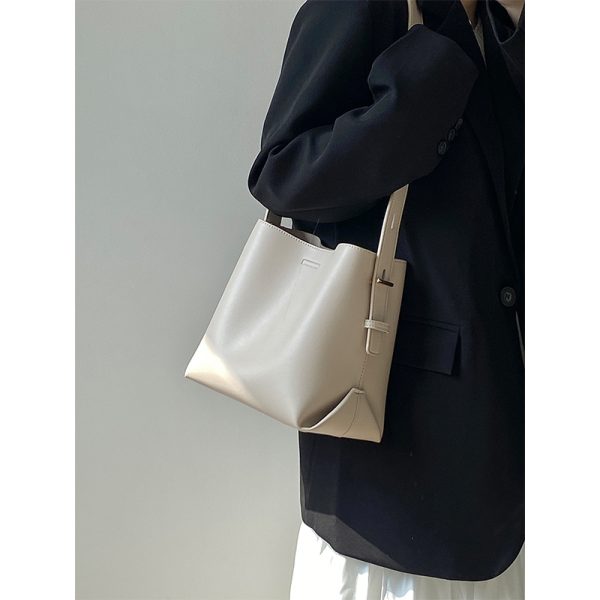 High-End Women's Tote Bag - Large Capacity Commuter Handbag, Simple Design for Everyday Use, Perfect for Work and Leisure