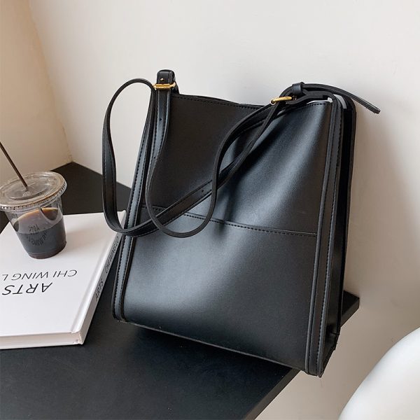 Korean-Style Retro Large-Capacity Shoulder Bag for Women - Spring/Summer 2025 Trendy High-End Student Underarm Bag