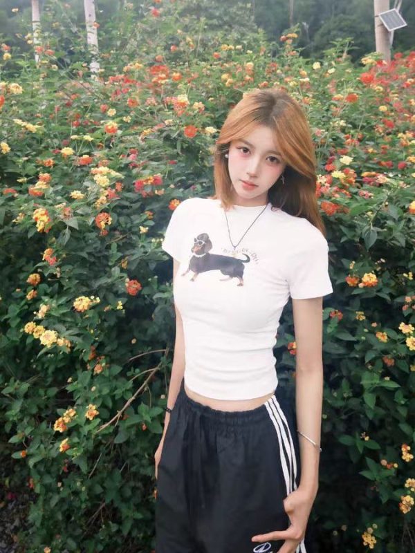 Korean-Style Retro Sausage Dog Printed Short Sleeve T-Shirt for Women, Slim-Fit Summer Top, Stretchy and Flattering Design