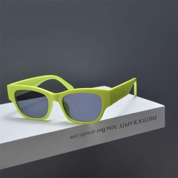 Korean Style Retro Square Sunglasses for Women - Trendy High-End Fashion for Summer Beach Vacations and Street Photography