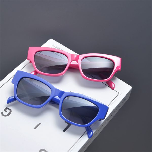 Korean Style Retro Square Sunglasses for Women - Trendy High-End Fashion for Summer Beach Vacations and Street Photography