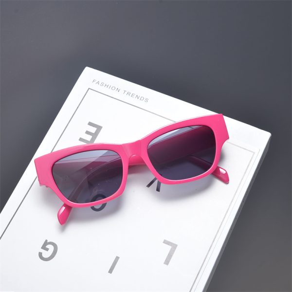 Korean Style Retro Square Sunglasses for Women - Trendy High-End Fashion for Summer Beach Vacations and Street Photography