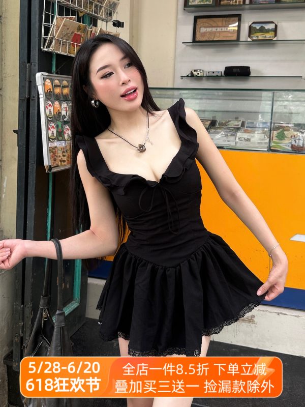 Lace-Trimmed Low-Neck Little Black Dress with A-Line Silhouette and Pleated Skirt - Elegant Hepburn Style for Effortless Chic
