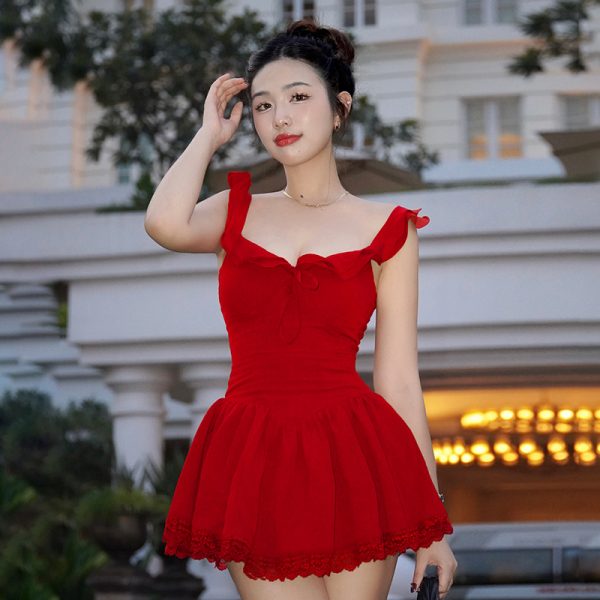 Lace-Trimmed Low-Neck Little Black Dress with A-Line Silhouette and Pleated Skirt - Elegant Hepburn Style for Effortless Chic