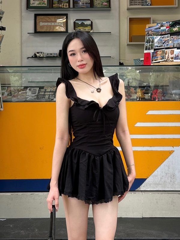 Lace-Trimmed Low-Neck Little Black Dress with A-Line Silhouette and Pleated Skirt - Elegant Hepburn Style for Effortless Chic