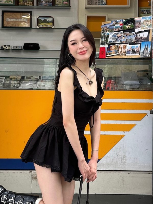 Lace-Trimmed Low-Neck Little Black Dress with A-Line Silhouette and Pleated Skirt - Elegant Hepburn Style for Effortless Chic