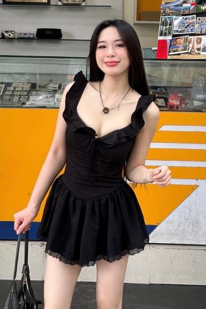 Lace-Trimmed Low-Neck Little Black Dress with A-Line Silhouette and Pleated Skirt - Elegant Hepburn Style for Effortless Chic